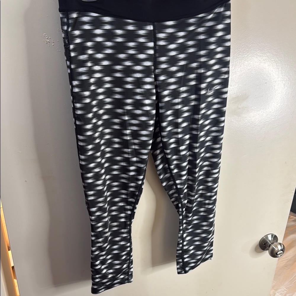 Nike Black and White Leggings with Geometric Pattern